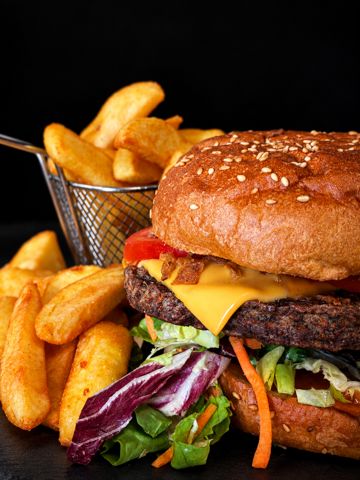 Burger mit Steakhouse-Pommes (Symbolbild)