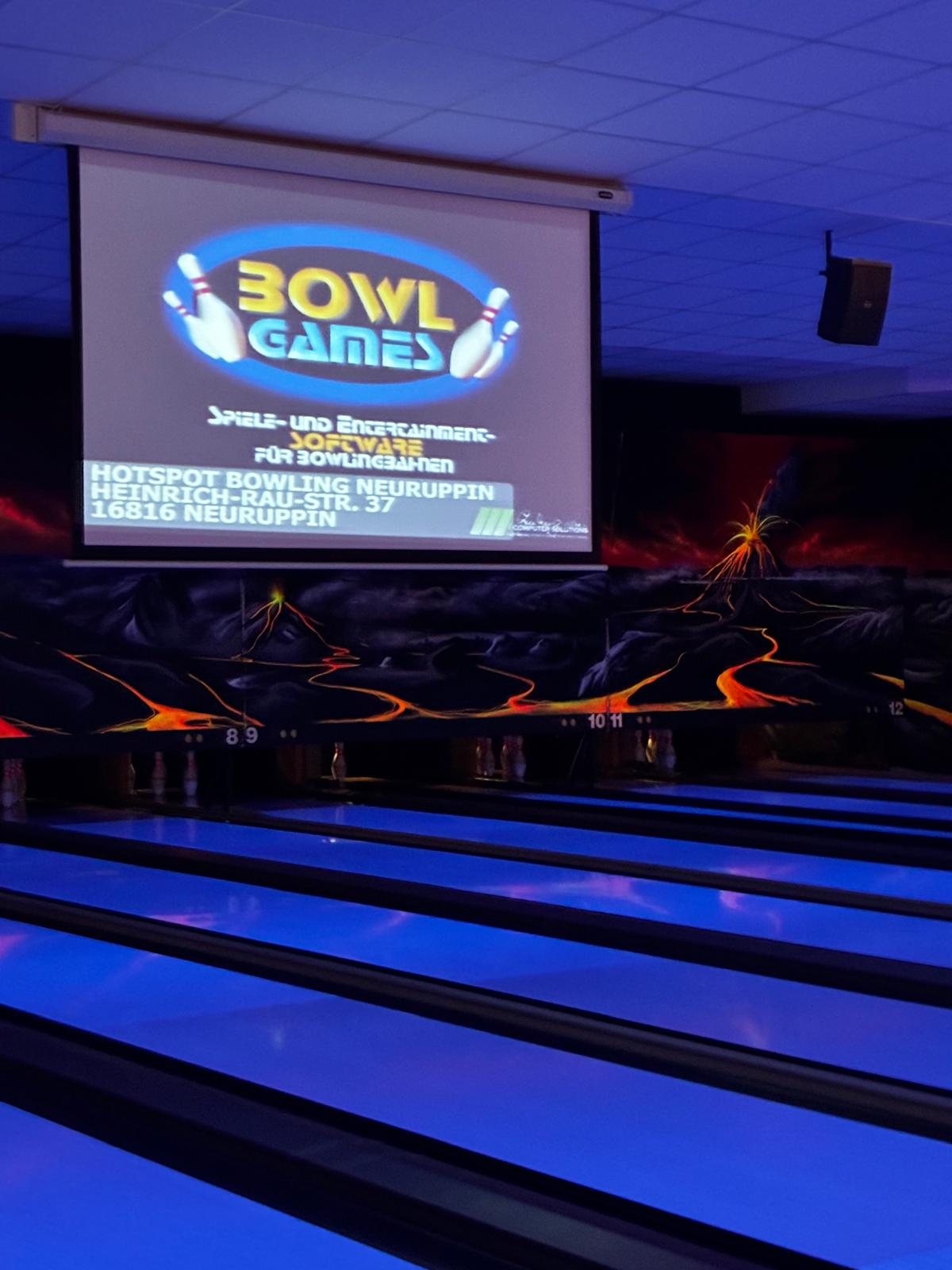 Bowlingbahnen unter Schwarzlicht mit Leinwand